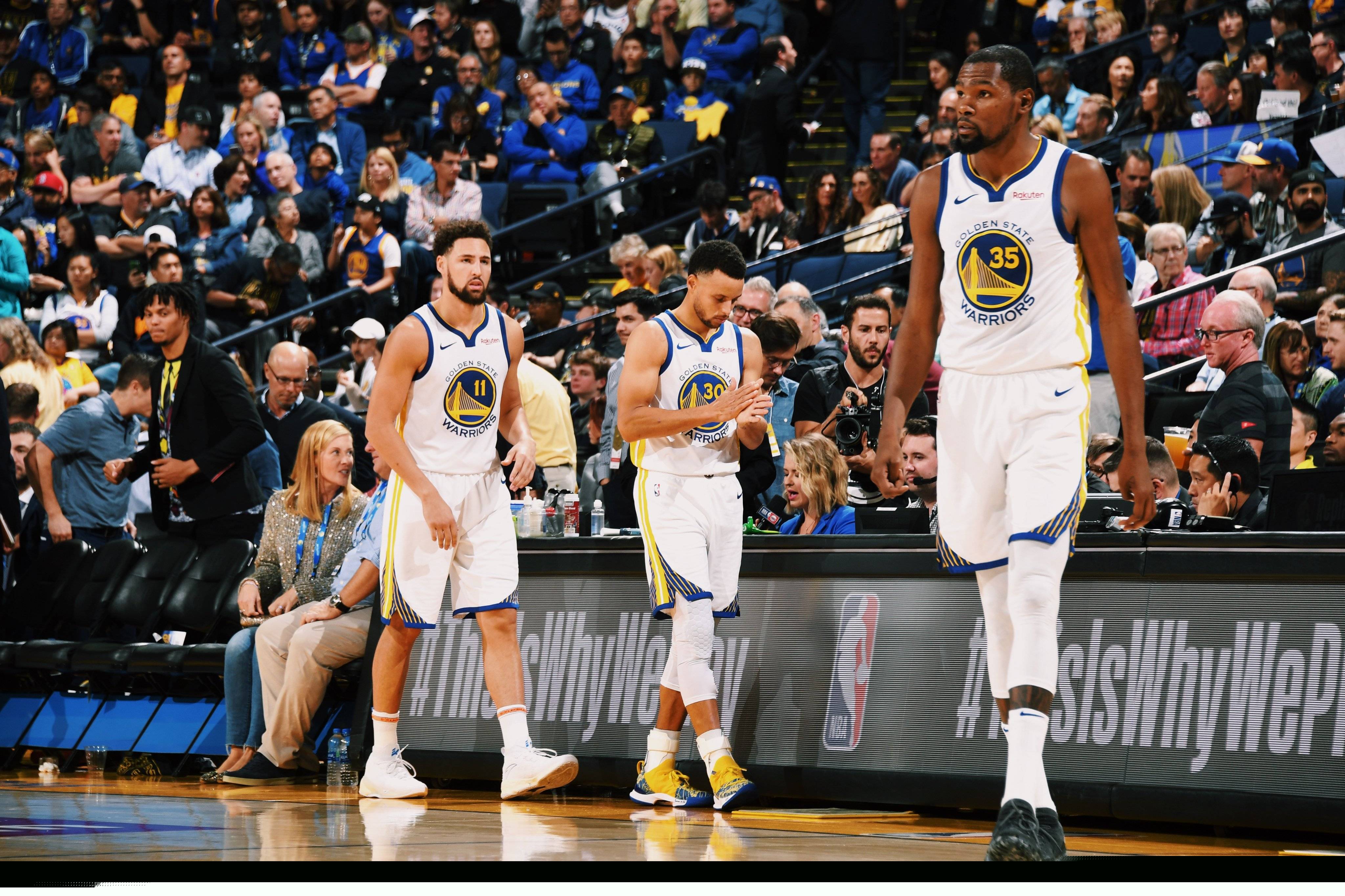 大连人队球迷热情依旧（大连人队拥趸热情不减）