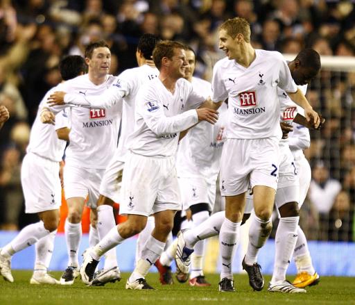 中场一脚直塞把后防撕开了（中场一记直传洞穿防线）