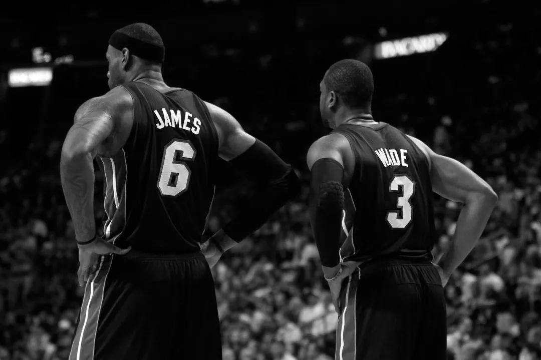 53岁齐达内夜游上海，与大妈踢毽子几分钟融入氛围，展现顶级球商（53岁齐达内夜逛沪上，与大妈踢毽子几分钟就打成一片，顶级球商尽显）