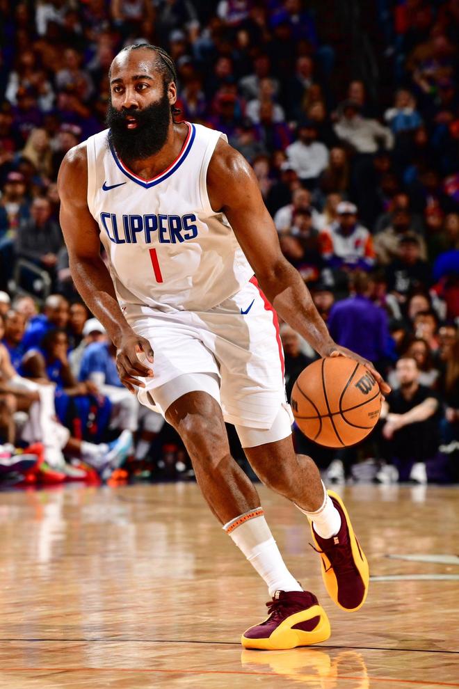 篮球NBA球队球员转会谈判进行中（NBA多队球员转会谈判正酣）