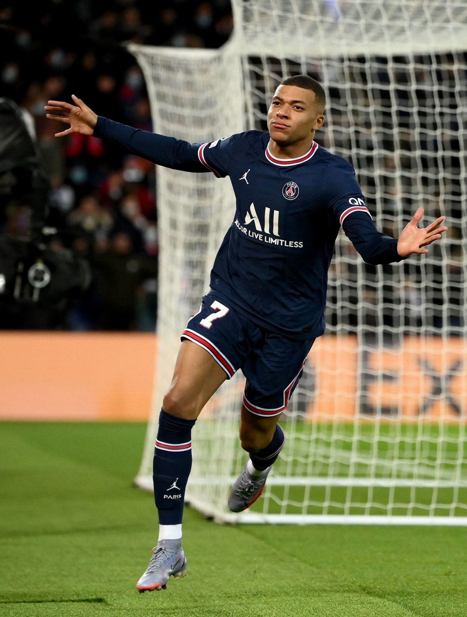 我懂用户晒视频：兰克尔趁队友客场比赛，去俱乐部偷队友的鞋（我懂用户曝视频：兰克尔趁队友客场作战，潜入俱乐部顺走队友球鞋）