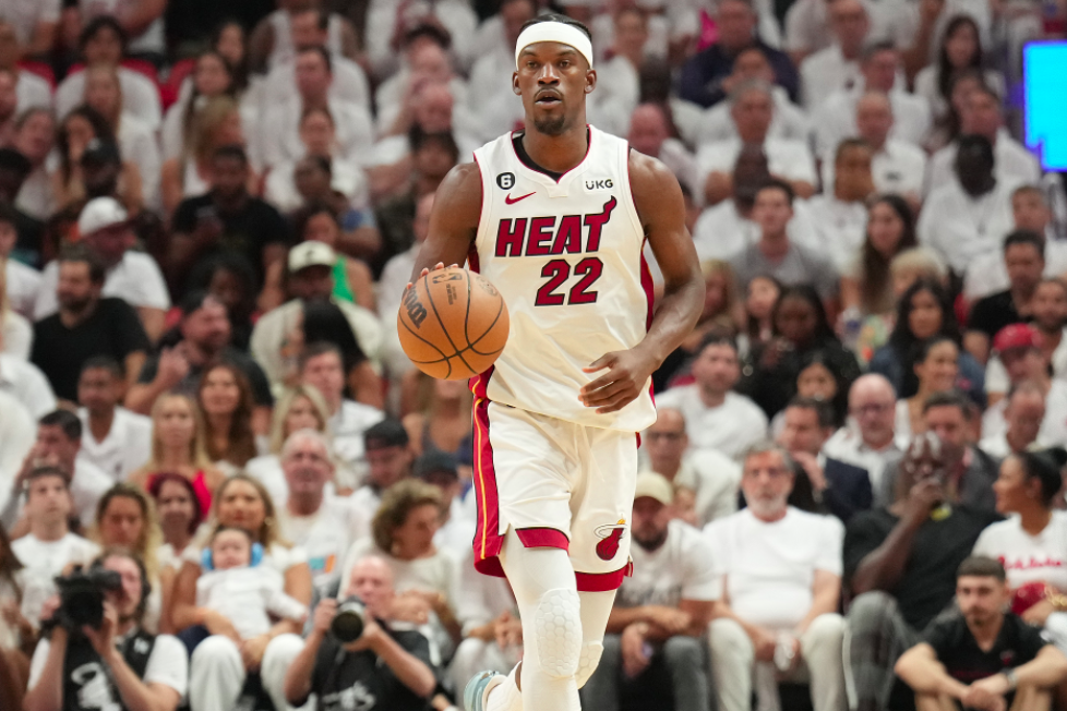 林诗栋2比1胜张本智和，国乒混团世界杯三连冠（林诗栋2-1力克张本智和，国乒实现混团世界杯三连冠）