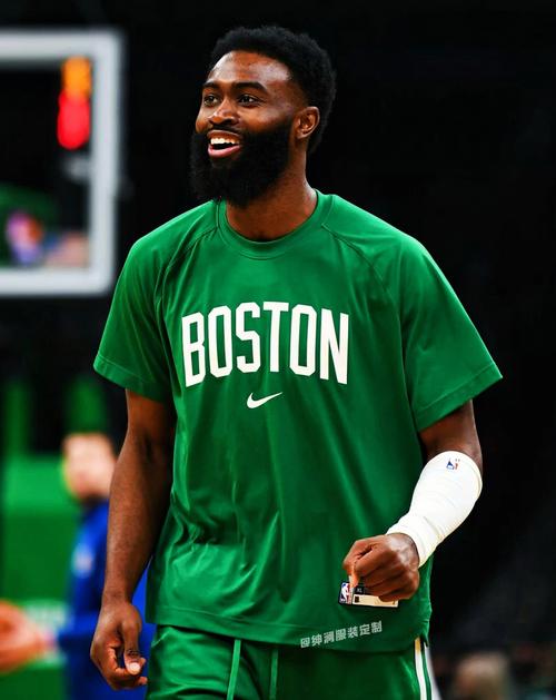 欧冠积分榜形势：拜仁阿森纳全胜，巴黎皇马遭首败，意甲陷危机（欧冠格局：拜仁阿森纳全胜领跑，巴黎皇马遭遇首败，意甲危机四伏）