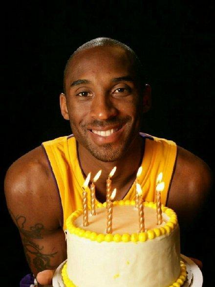 辛辛那提中场吉迪赛后与梅西交换球衣，双方握手并拥抱（梅西与辛辛那提中场吉迪赛后互换球衣，握手相拥）