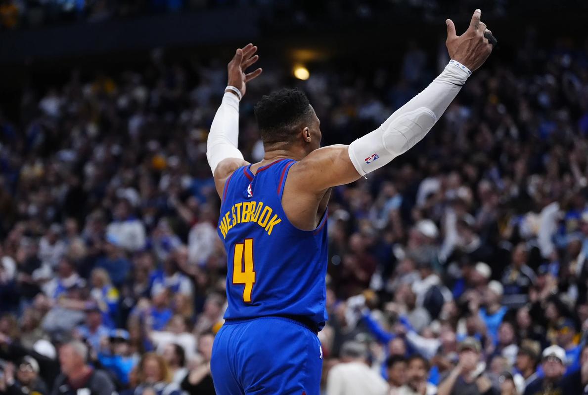 雷霆靠团队篮球获大胜（雷霆凭借团队配合大胜）