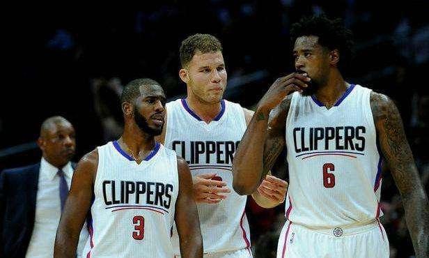 足协杯赛前举办垫场赛，张凌峰等四名成年球员对阵五十名小球员（足协杯赛前上演垫场表演赛：张凌峰领衔四名成年球员对阵50名小球员）