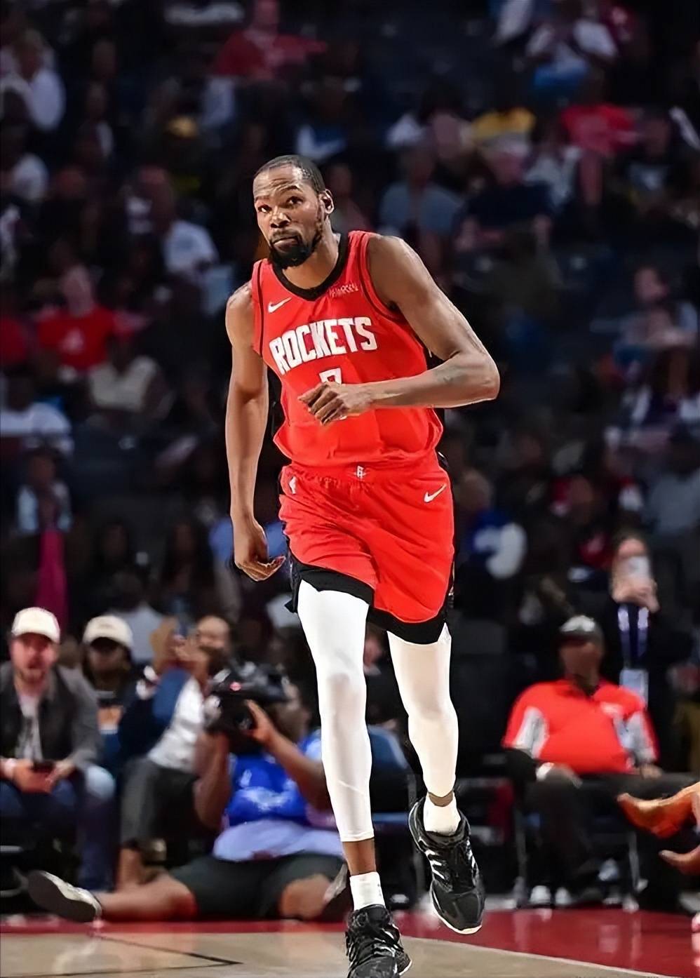 莱奥核磁检测排除肌肉损伤，将治疗炎症力争出战超级杯（莱奥核磁显示无肌肉损伤，将消炎治疗力争赶上超级杯）