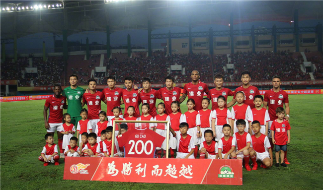 抽象，特朗普晒和C罗踢球的AI生成视频：C罗很聪明也很酷（特朗普晒AI合成与C罗踢球视频：称C罗聪明又酷）