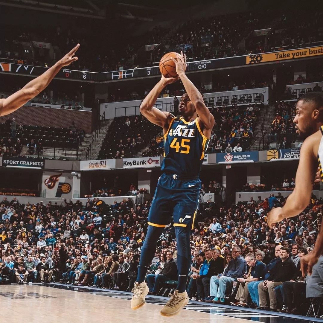 恐怖慎入，加纳国脚弗朗西斯在与日本友谊赛中小腿遭90度弯曲（惊险一幕：加纳国脚弗朗西斯在与日本的友谊赛中小腿重伤）