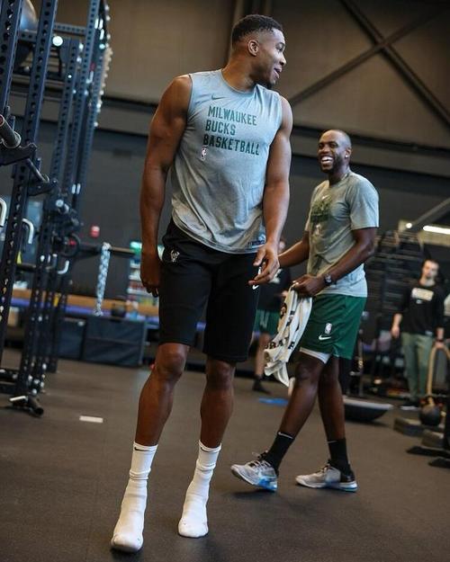 迪马：递补入选意大利国家队的坎比亚吉因小腿不适退出集训营（迪马：坎比亚吉小腿不适，递补入选后已退出意大利队集训）