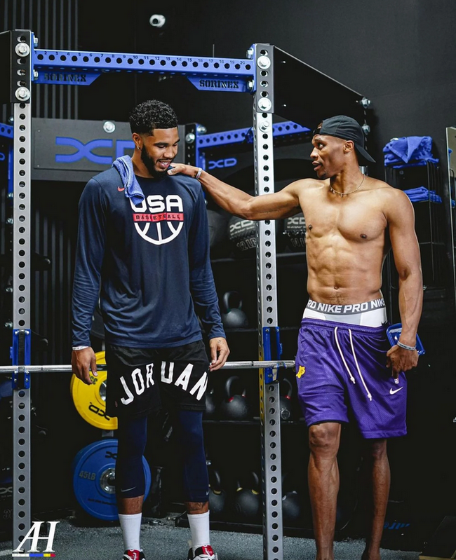 英超：曼联3-0大胜纽卡斯尔（英超：曼联三球零封纽卡斯尔）