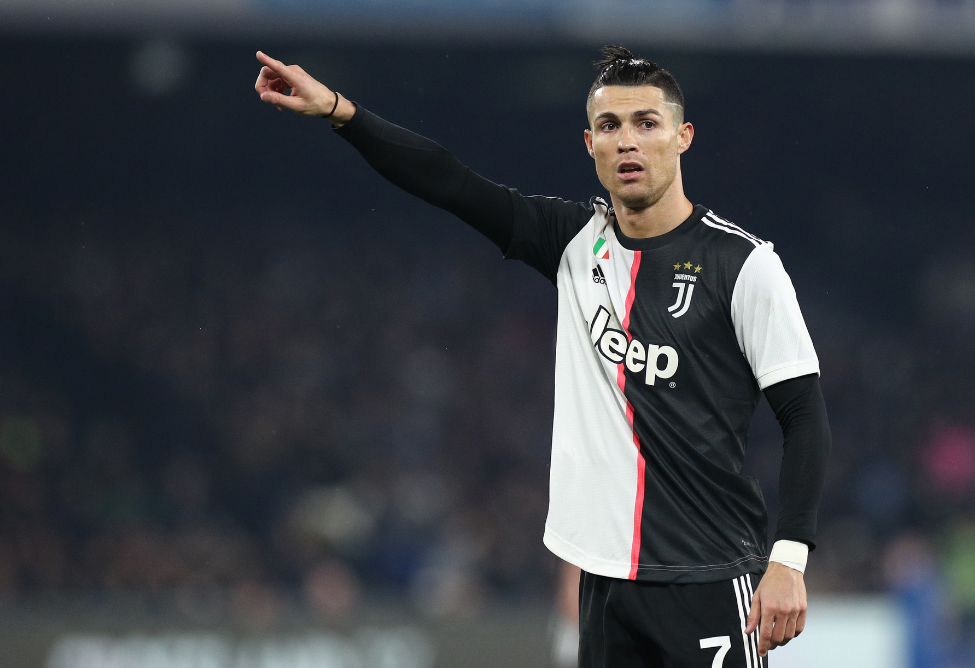 奇招！巴拉多利德球员防守中亲吻对手，后者挥拳反击遭红牌罚下（巴拉多利德球员防守时突袭亲吻，对手挥拳回击吃到红牌）