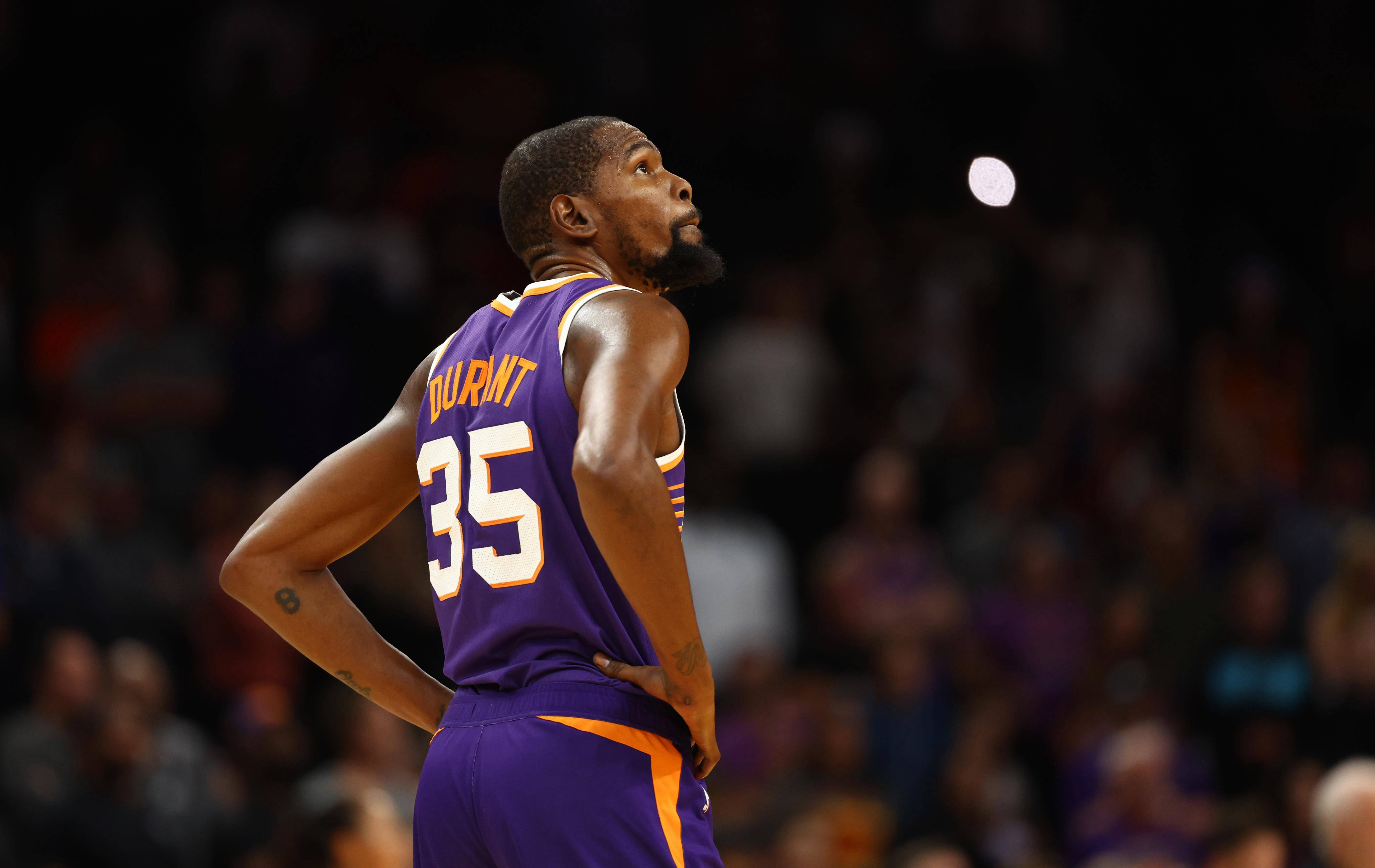 U22国足力克韩国U22，球迷在球员谢场时高喊“雄起”（U22国足击败韩国U22，谢场之际球迷齐声高呼“雄起”）