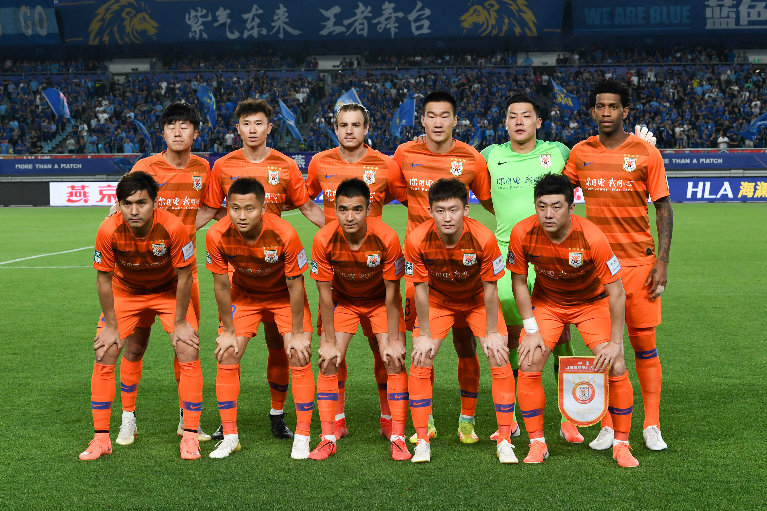 懂球帝足协杯冠军海报：国安是冠军！（懂球帝发布足协杯冠军海报：北京国安加冕！）