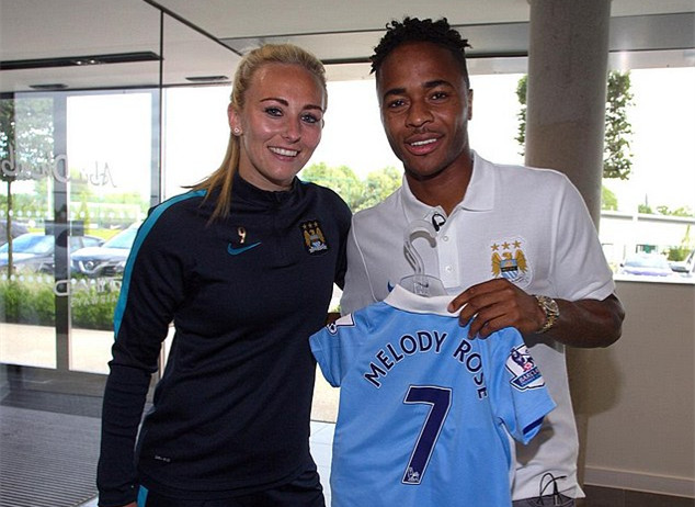 球员直接摊手，态度很明显（球员摊手示意，态度一目了然）