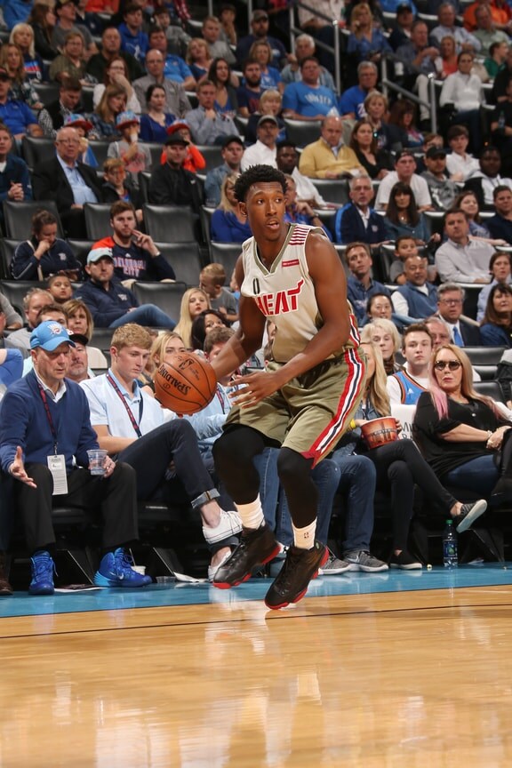 76人加时123-114力克雄鹿，马克西狂轰54分带队送雄鹿三连败（马克西轰下54分，76人加时123-114击败雄鹿送其三连败）