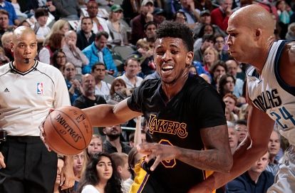 篮球CBA赛场精彩进攻合集（CBA篮球精彩进攻集锦）